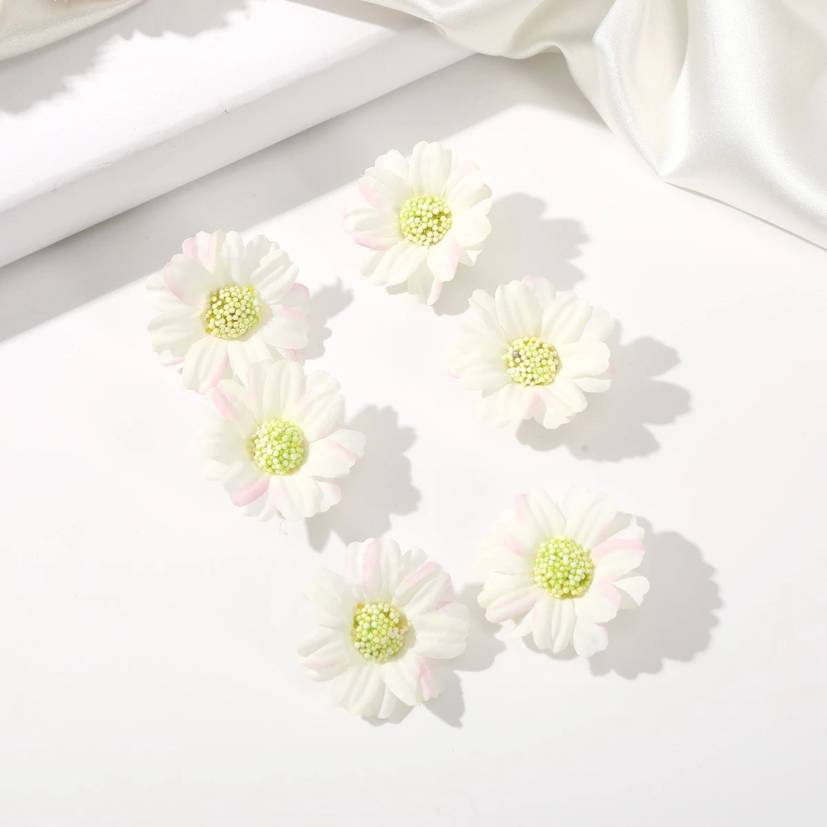 AWAYTR 6Pcs Sunflower Hair Clips Side Bangs Clip Cute Daisy Small Flower Hairpins Duckbill Hairpin Women Hair Accessories